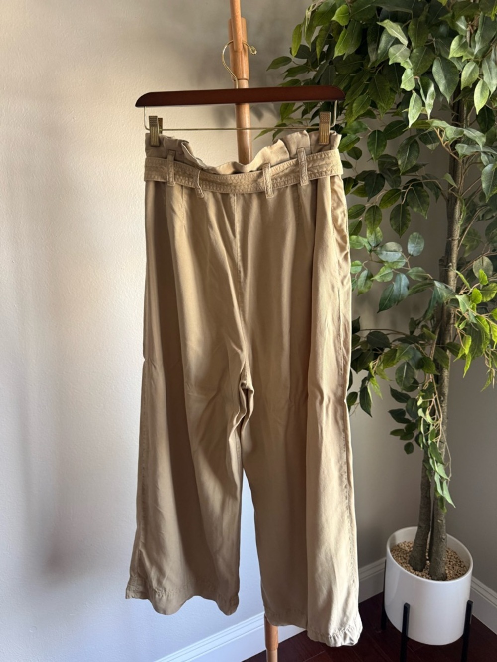 Anthropologie Khaki Beige High Rise Belted Wide Leg 24” Pants Women’s Size 10 - Picture 6 of 10
